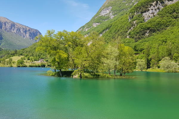 lago di tenno e le sue acque turchesi escursione tenno bambini2