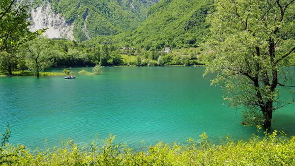 lago di tenno e le sue acque turchesi escursione tenno bambini3