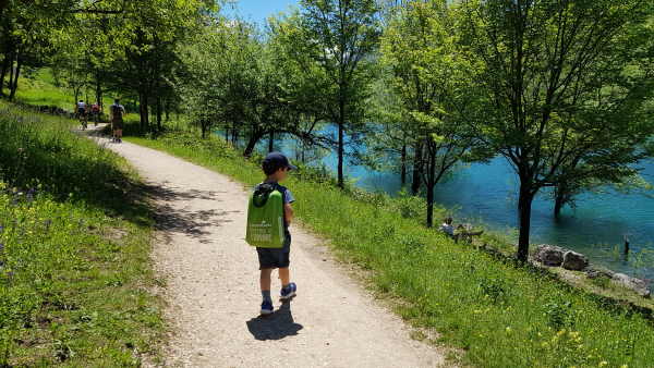 lago di tenno e le sue acque turchesi escursione tenno bambini5