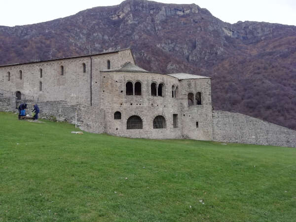 passeggiata basilica san pietro monte