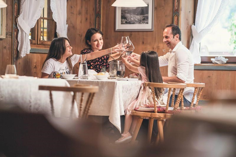 cavallino bianco family restaurant autunno