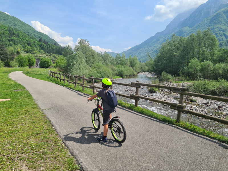 ciclopedonale della Valsassina bamboini