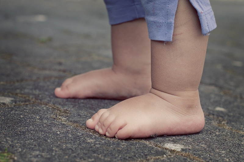 camminare_piedi_nudi_benefici_bambino